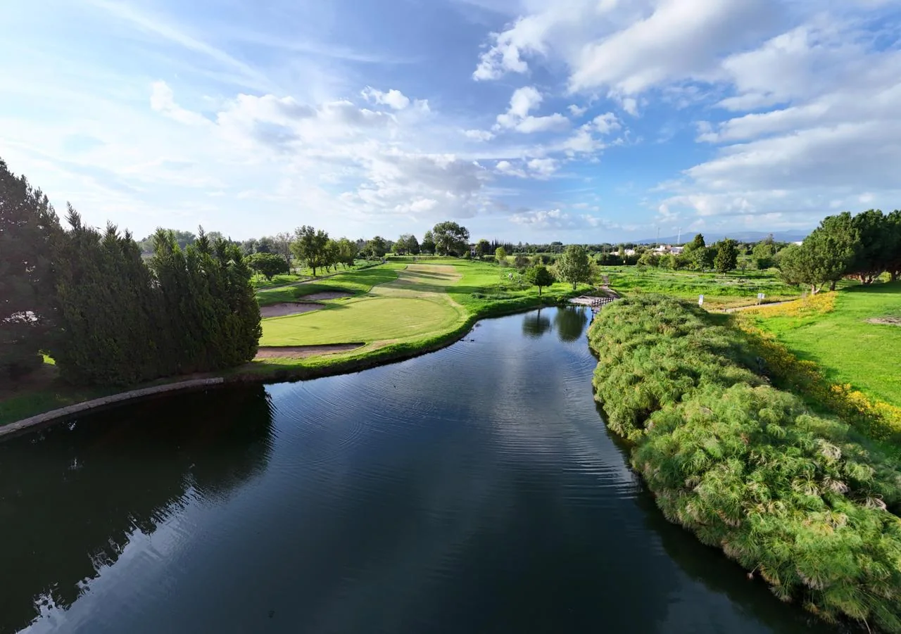 Lago junto al campo de golf y jardines.