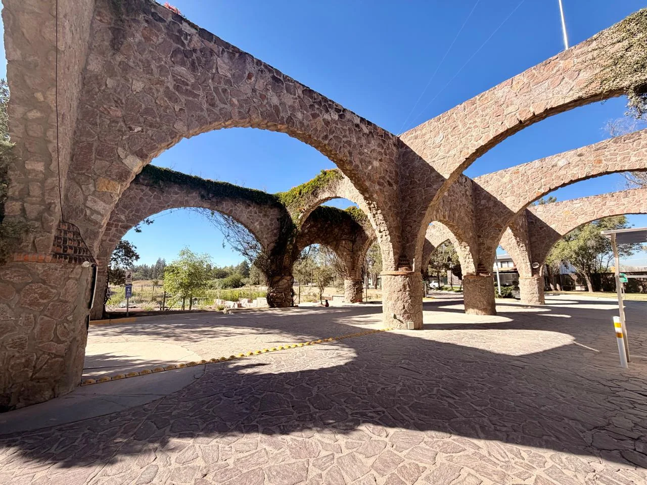 Arcos de piedra y jardines de Alquerías.