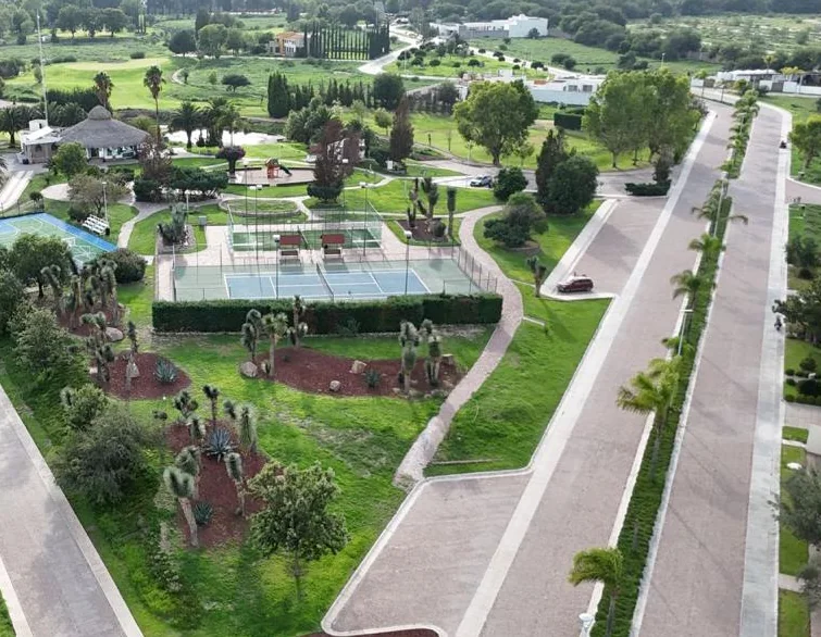Vista aérea de las instalaciones deportivas de Alquerías con canchas de tenis, pádel y cancha multiusos.