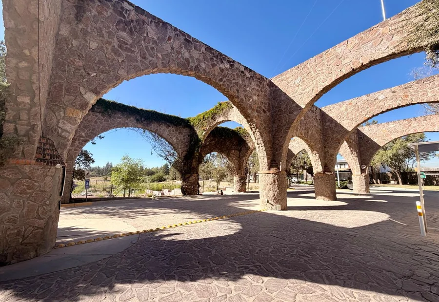 Arcos de piedra y jardines de Alquerías